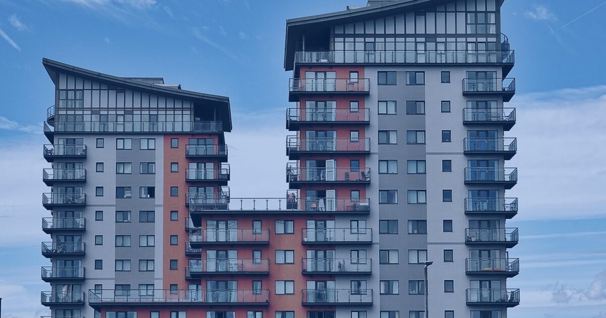 Conjunto de torres residenciais recém-construídas vistas de baixo
